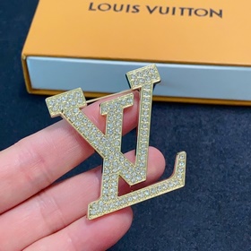 Новая брошь с буквамиз коллекции Louis Vuitton — это украшение, к