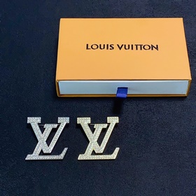 Новая брошь с буквамиз коллекции Louis Vuitton — это украшение, к