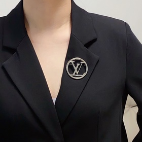 Новая серебряная брошь от Louis Vuitton — это украшение, которое