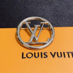 Новая серебряная брошь от Louis Vuitton — это украшение, которое