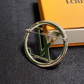 Новая серебряная брошь от Louis Vuitton — это украшение, которое 