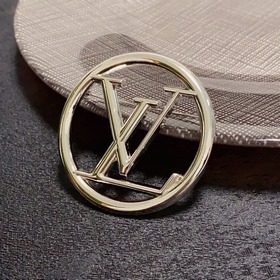 Новая серебряная брошь от Louis Vuitton — это украшение, которое 