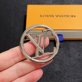 Новая серебряная брошь от Louis Vuitton — это украшение, которое 