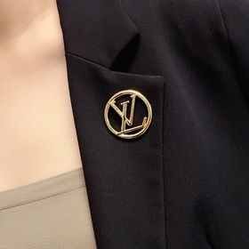 Новая брошь из коллекции Louis Vuitton — это украшение, которое л
