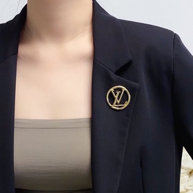 Новая брошь из коллекции Louis Vuitton — это украшение, которое л