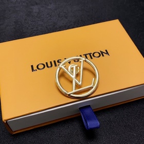 Новая брошь из коллекции Louis Vuitton — это украшение, которое л