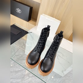 Новые ботинки Prada из коллекции осень-зима 2025, приобретенные в