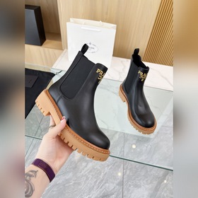 Новые ботинки Prada из коллекции осень-зима 2025, приобретенные в