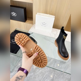 Новые ботинки Prada из коллекции осень-зима 2025, приобретенные в