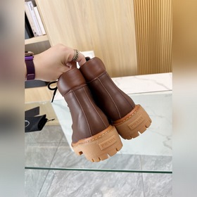 Новые ботинки Prada из коллекции осень-зима 2025, приобретенные в