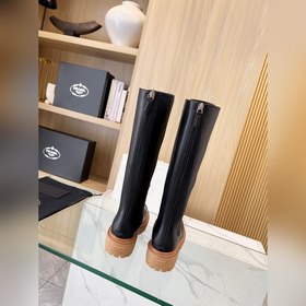 Новые ботинки Prada из коллекции осень-зима 2025, приобретенные в