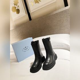 PRADA Классические ботинки с треугольным логотипом. Этот зимний а