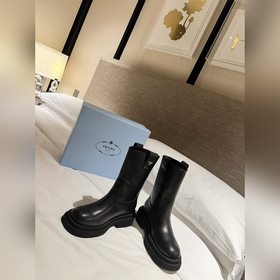 PRADA Классические ботинки с треугольным логотипом. Этот зимний а