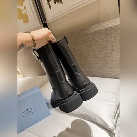 PRADA Классические ботинки с треугольным логотипом. Этот зимний а