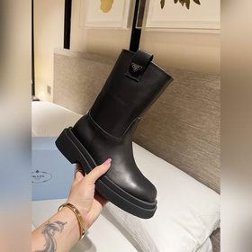 PRADA Классические ботинки с треугольным логотипом. Этот зимний а