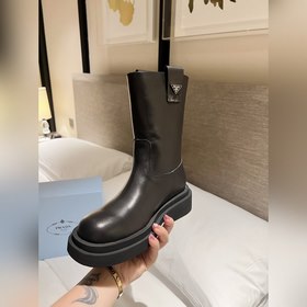 PRADA Классические ботинки с треугольным логотипом. Этот зимний а