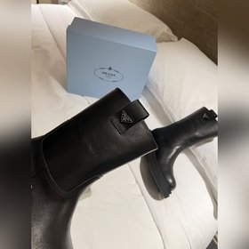 PRADA Классические ботинки с треугольным логотипом. Этот зимний а
