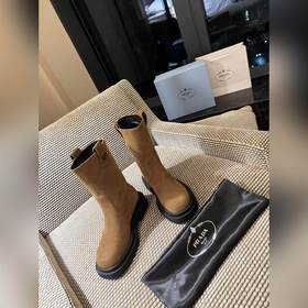 PRADA Классические ботинки с треугольным логотипом. Этот зимний а