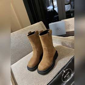 PRADA Классические ботинки с треугольным логотипом. Этот зимний а