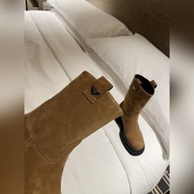 PRADA Классические ботинки с треугольным логотипом. Этот зимний а