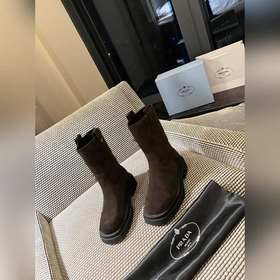 PRADA Классические ботинки с треугольным логотипом. Это модель, к