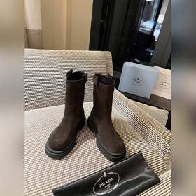 PRADA Классические ботинки с треугольным логотипом. Это модель, к