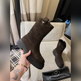 PRADA Классические ботинки с треугольным логотипом. Это модель, к