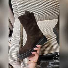 PRADA Классические ботинки с треугольным логотипом. Это модель, к