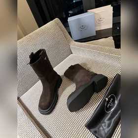 PRADA Классические ботинки с треугольным логотипом. Это модель, к