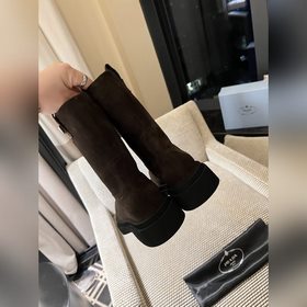 PRADA Классические ботинки с треугольным логотипом. Это модель, к