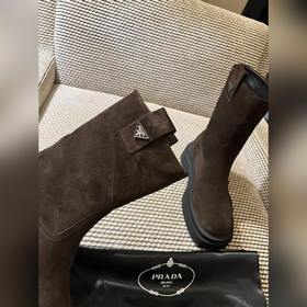 PRADA Классические ботинки с треугольным логотипом. Это модель, к