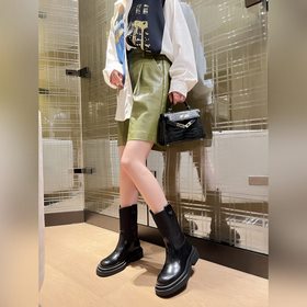 PRADA Классические ботинки с треугольным логотипом. Это модель, к