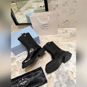 PRADA Классические ботинки с треугольным логотипом. Это модель, к