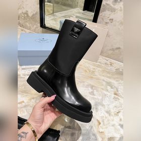 PRADA Классические ботинки с треугольным логотипом. Это модель, к