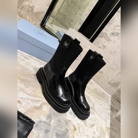 PRADA Классические ботинки с треугольным логотипом. Это модель, к