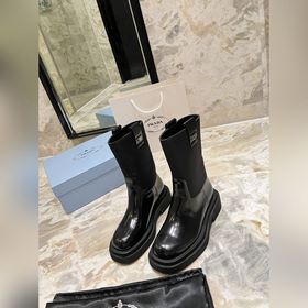 PRADA Классические ботинки с треугольным логотипом. Это модель, к