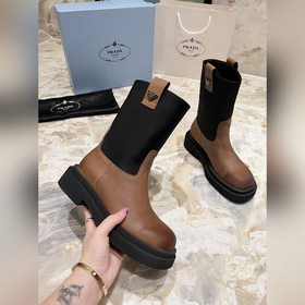PRADA Классические ботинки с треугольным логотипом. Этот зимний а