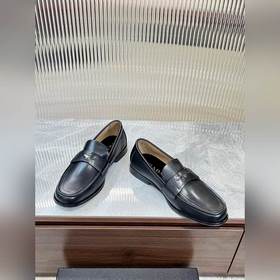 Prada предлагает высококачественную мужскую обувь для повседневно