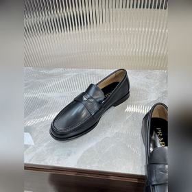 Prada предлагает высококачественную мужскую обувь для повседневно