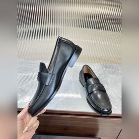 Prada предлагает высококачественную мужскую обувь для повседневно