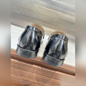 Prada предлагает высококачественные мужские кожаные туфли для пов