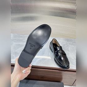 Prada предлагает высококачественные мужские кожаные туфли для пов