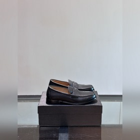 Классические кожаные туфли Prada для повседневной носки с кожаной