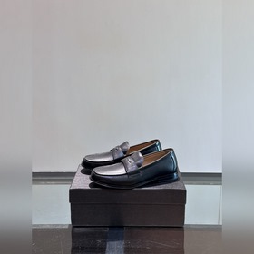 Классические кожаные туфли Prada для повседневной носки с кожаной