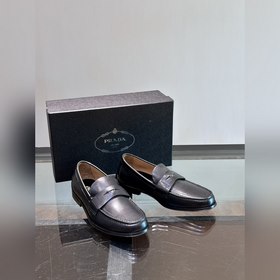 Классические кожаные туфли Prada для повседневной носки с кожаной