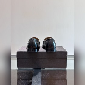 Классические кожаные туфли Prada для повседневной носки с кожаной