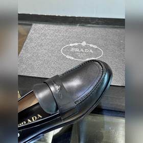 Классические кожаные туфли Prada для повседневной носки с кожаной
