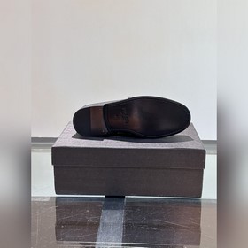 Классические кожаные туфли Prada для повседневной носки с кожаной