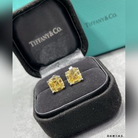 9 2 5 7670130 Серьги Tiffany с желтым бриллиантом в четырех когтя