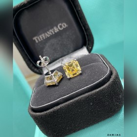 9 2 5 7670130 Серьги Tiffany с желтым бриллиантом в четырех когтя